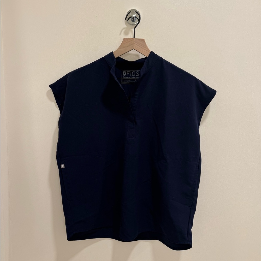 FIGS Women’s Rafaela Oversized Scrub Top in Navy